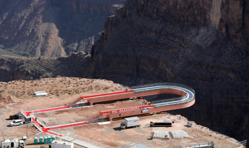 Illustration for article titled The Longest Glass Bridge on Earth Caters to Tourists Who Like Being Scared Silly